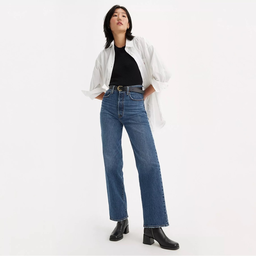 Levi’s Ribcage Straight medium wash denim jeans